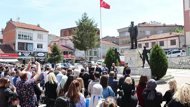 Havza'da eğitim sendikaları İstanbul'da okul müdürünün öldürülmesini protesto etti