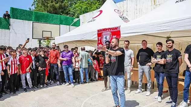 Oyuncular, miniklerle buluştu