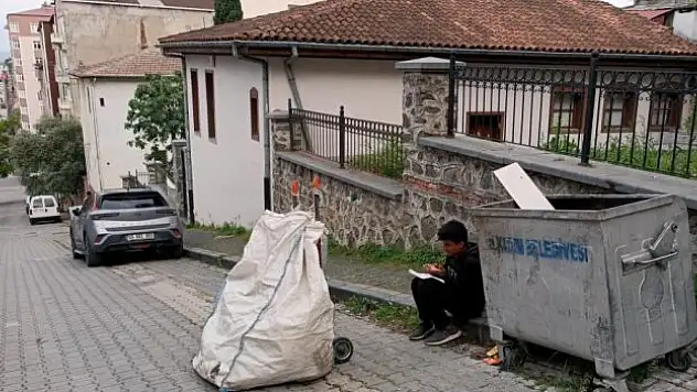 Kağıt toplayıcısı çocuğun konteyner başında ders çalışması duygulandırdı