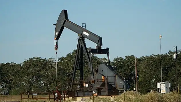 Küresel petrol arzı nisanda günlük 200 bin varil düştü