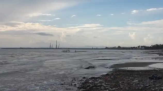 Şiddetli yağışlar sonrası denizin rengi değişti