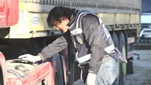 'dur' İhtarına Uymayan Sürücüsü Kaçan Tır'da Arama