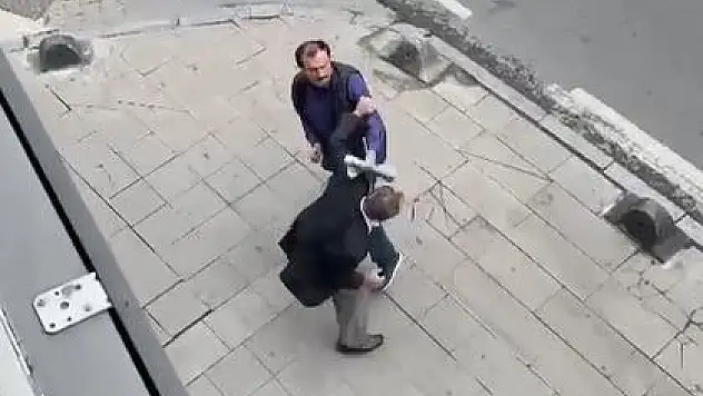 Küçükçekmece'de sokak ortasında kavga