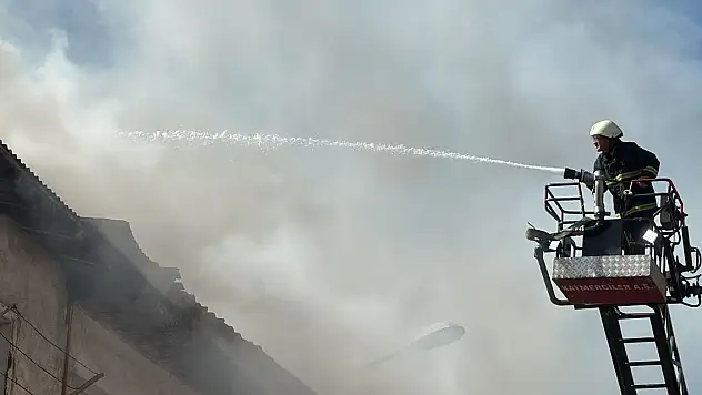 2 katlı ahşap evin çatısı yandı