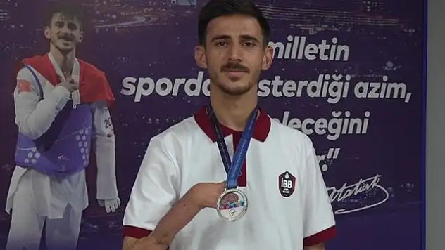 Parmağı kırıldı ama acısını içine atarak İsrailli rakibini yendi