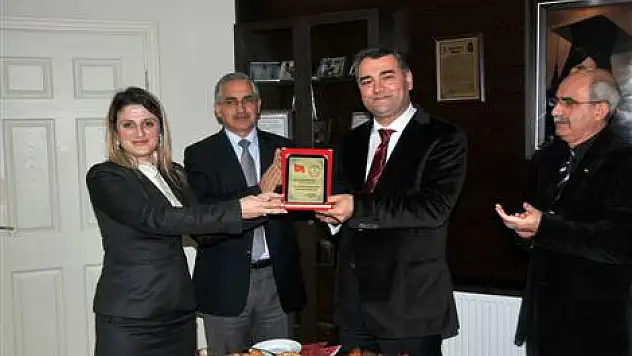 Karanfil'e teşekkür plaketi