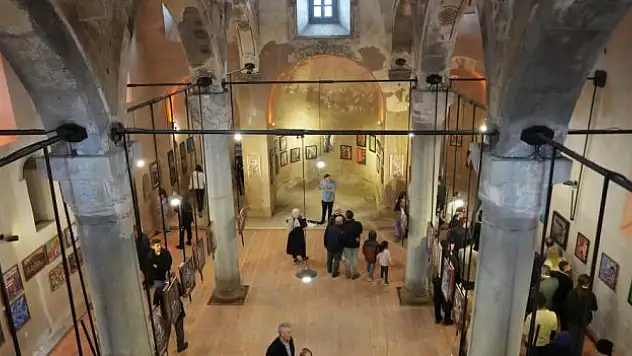 74 sanatçının eserleri yer alıyor