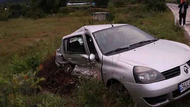 Otomobil ile servis minibüsü çarpıştı: 5 kişi yaralandı