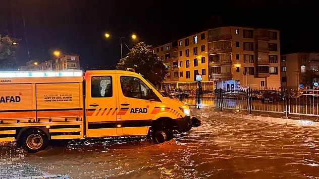 Sağanak yağış su baskınlarına neden oldu