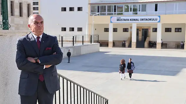 açıyor ve öğrencileri kapıda karşılıyor