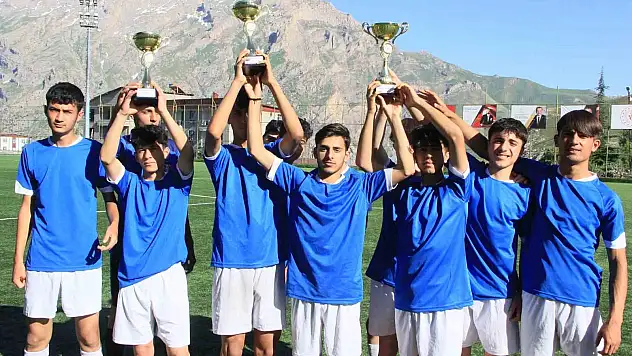 Hakkarili futbolcular destek bekliyor