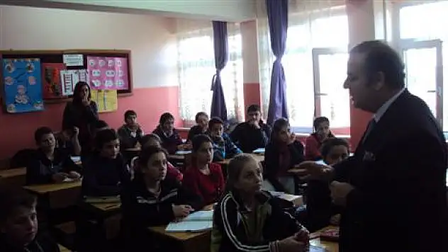 Kaymakam Yıldız' dan öğrencilere ödül