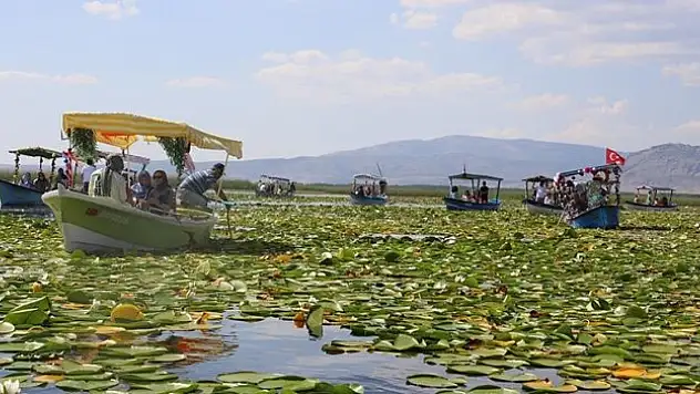 Nilüferlerle kaplı Işıklı Gölü ziyaretçilerini ağırlıyor