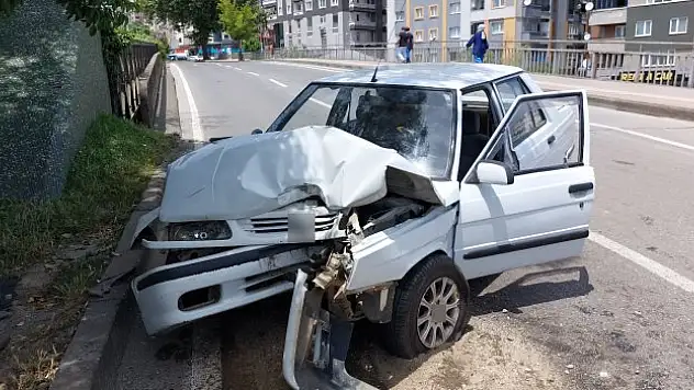 Otomobil aydınlatma direğine çarptı