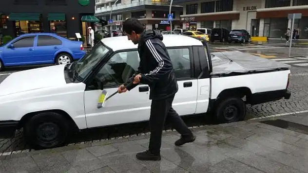 Bedava yağmur boşa gitmedi, aracını yıkadı