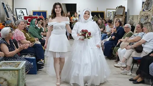 Evlendikten 33 yıl sonra ilk kez gelinlik giydi