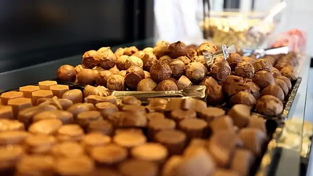 Kooperatif kuran kadınlar 60 çeşit çikolata üretiyor