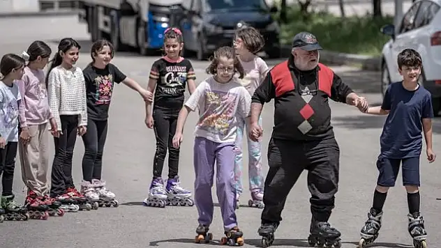 Patenci dede mahalledeki çocuklara ücretsiz ders veriyor
