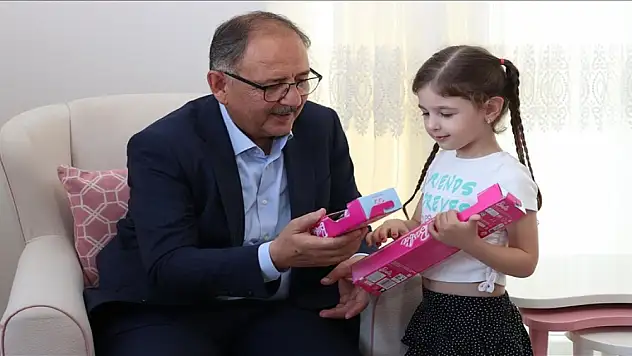 Bakan Özhaseki'den 'Yerinde Dönüşüm Projesi' ile evini yapan Şahin ailesine ziyaret