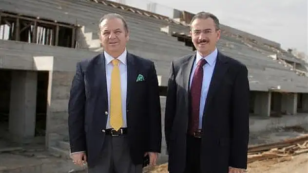 Dündar çalışmalarını Yıldız'a anlattı