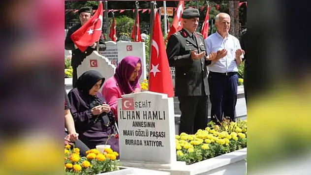 15 Temmuz kahramanı şehit annesini mezarlığa götürdü