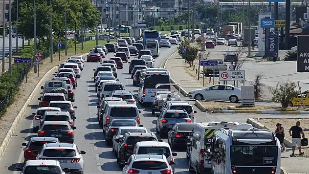 Kuzey Ege'nin tatil merkezlerinde trafikte bayram yoğunluğu