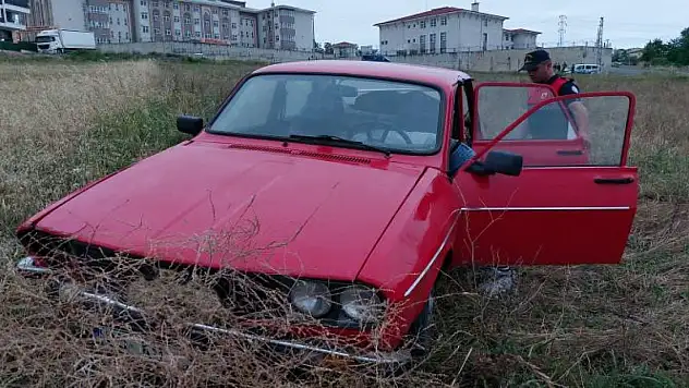 Yayaları ezmekten teğet geçen alkollü sürücü aracıyla tarlaya girdi