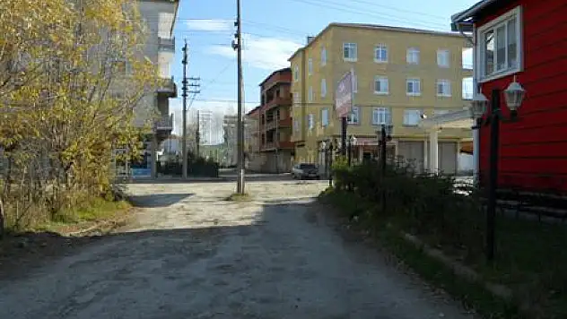 Bu direğin yol ortasında ne işi var?