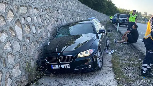 Otomobil istinat duvarına çarptı