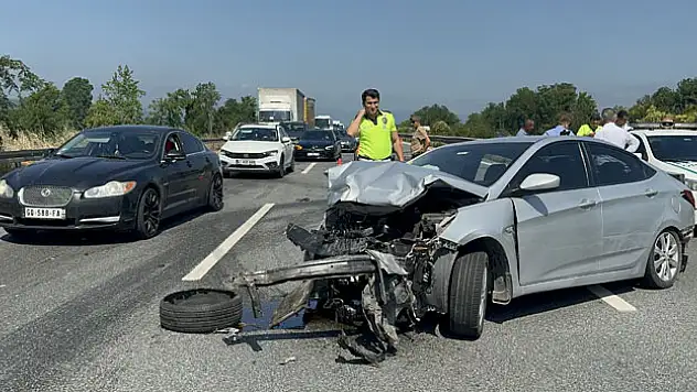 Lastiği patlayan otomobil kaza yaptı