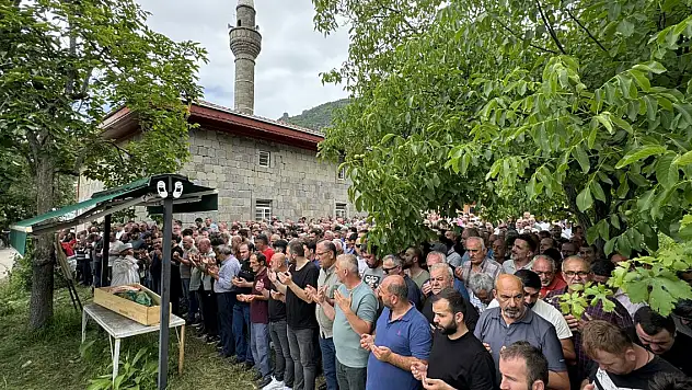 Silahla ateş edilmesi sonucu ölen kadının cenazesi defnedildi