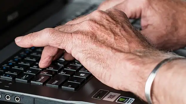 Yaklaşık 2 milyon emekli çalışmaya devam ediyor