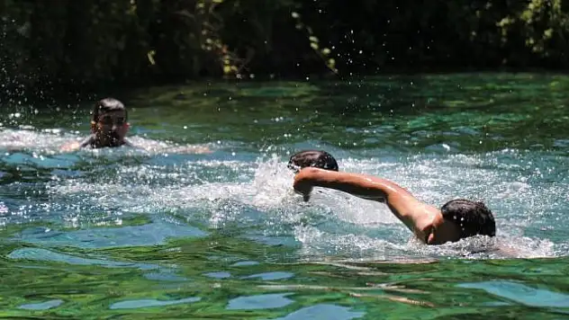 Serinlemek uğruna tehlikeli suda böyle yüzdüler