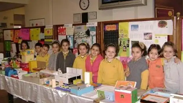 Feza ilköğretim'de dil sergisi