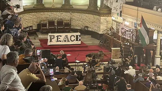 Filistin'e destek için sahneye çıktı