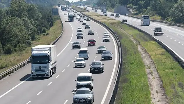 Yollarda tatil dönüşü hareketliliği sürüyor