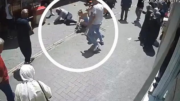 En işlek caddede birbirlerine girdiler