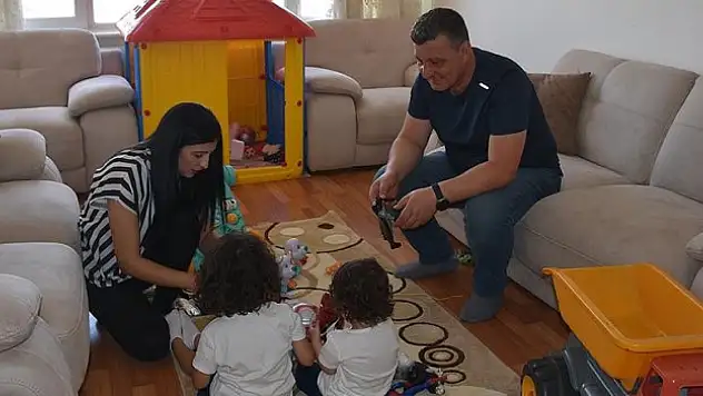 İki yıl arayla iki bebeğin koruyucu ailesi oldular