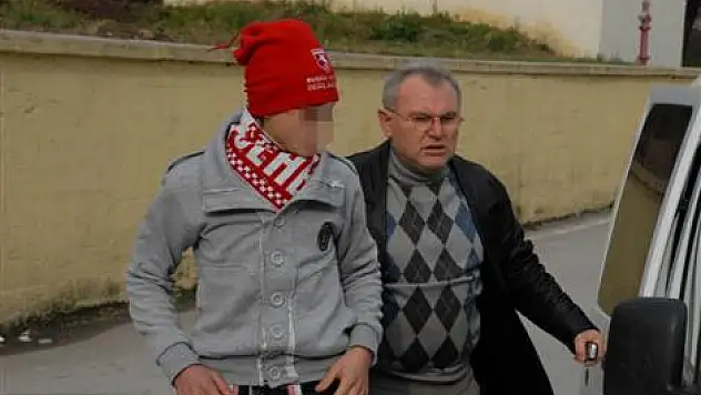 Arkadaşını bıçakladı