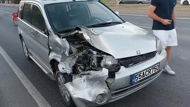 Otomobil motosiklet ile çarpıştı