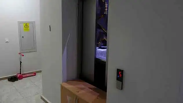 Asansör ile duvar arasında sıkışan kadın öldü