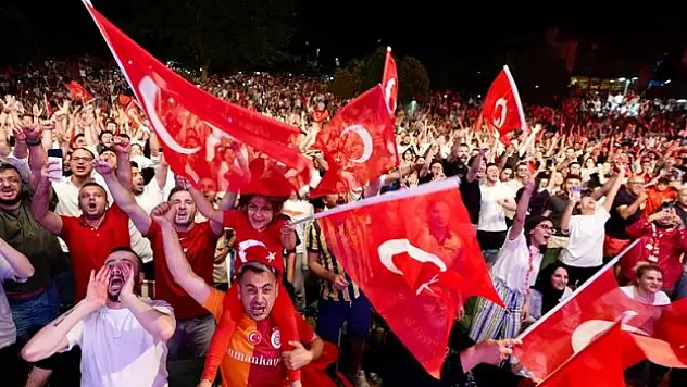 Galibiyet coşkusu meydanlara taştı