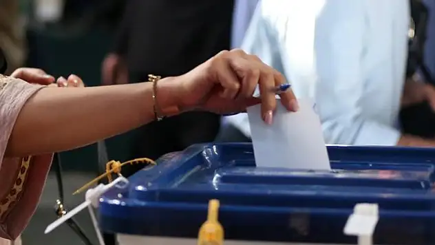 İran'da seçimlerin ikinci turu başladı