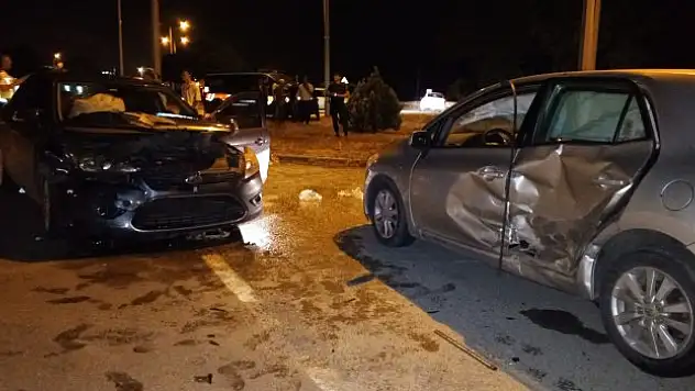 Kavşakta çarpıştılar 6 kişi yaralandı