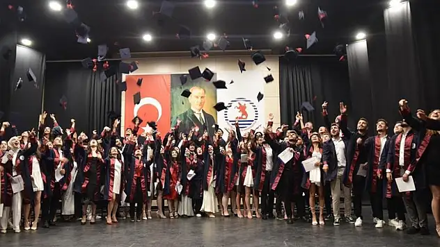 Mimarlık öğrencileri kep attı