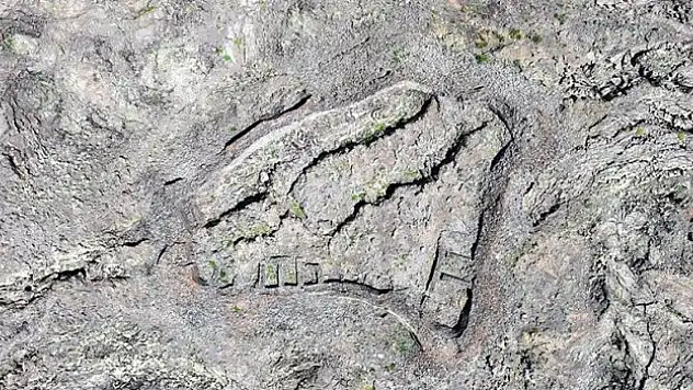 Tendürek Dağı'nda 'gizemli kale' kalıntısı görüntülendi