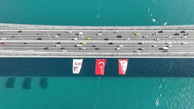 İstanbul'daki köprülere Türk bayrağı asıldı