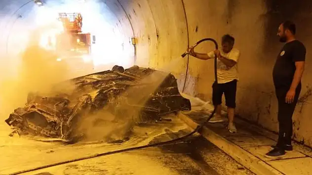 Otomobil alev topuna döndü