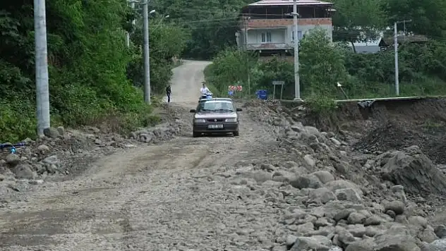 Çöken yol, araç geçişine uygun halde