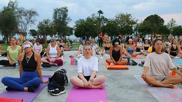 Konyaaltı sahilinde yoga yaptılar